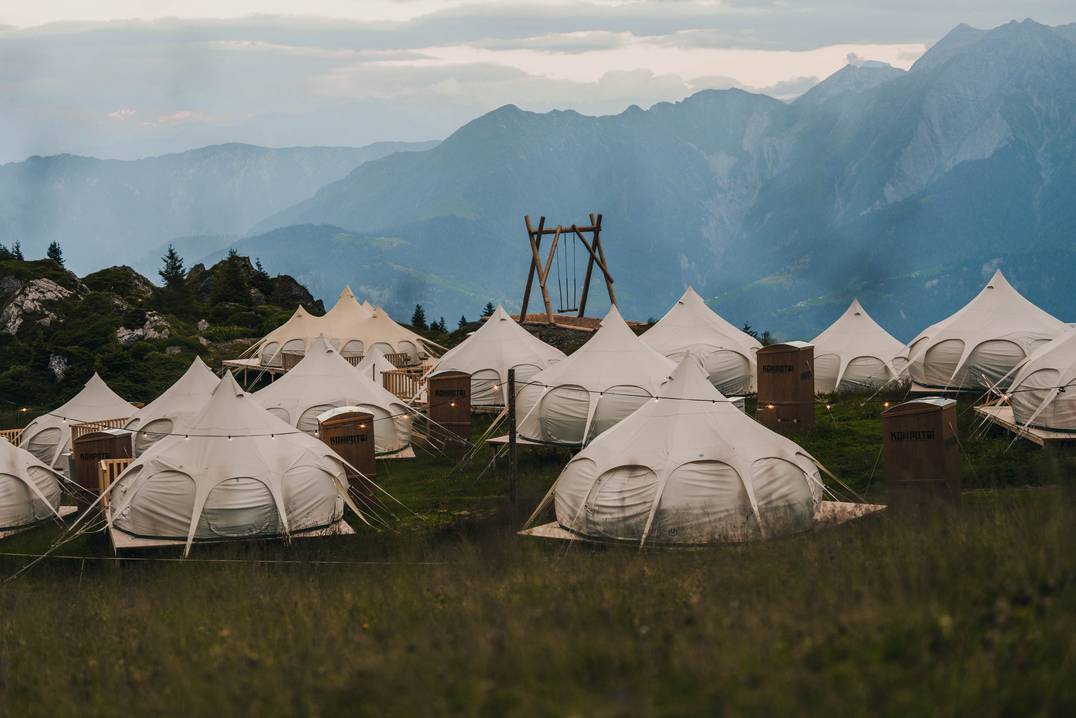 Das TCS Pop Up Glamping in Laax mit wunderschöner Berg Aussicht.