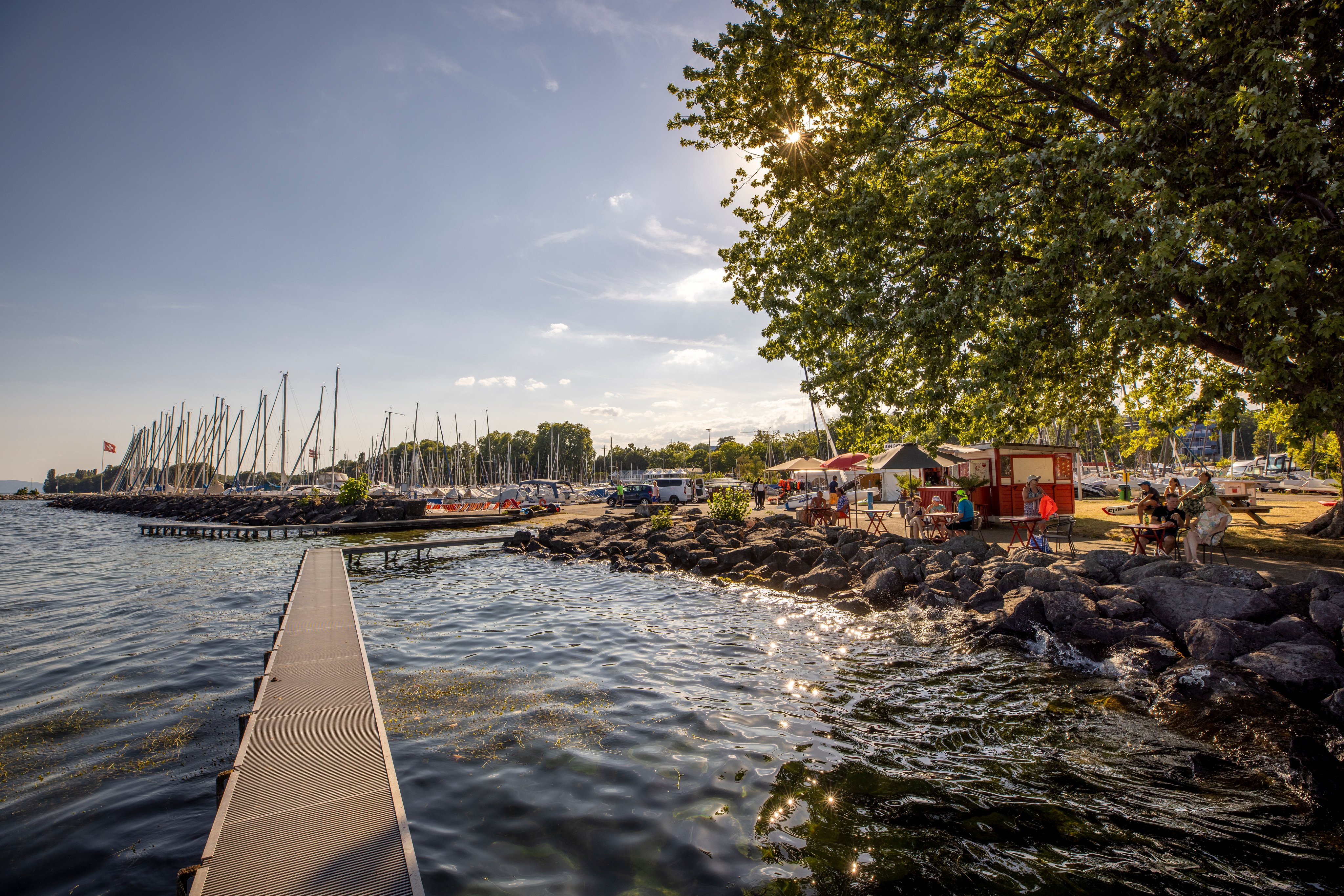 Une jetée dans un lac, à côté d'un port.