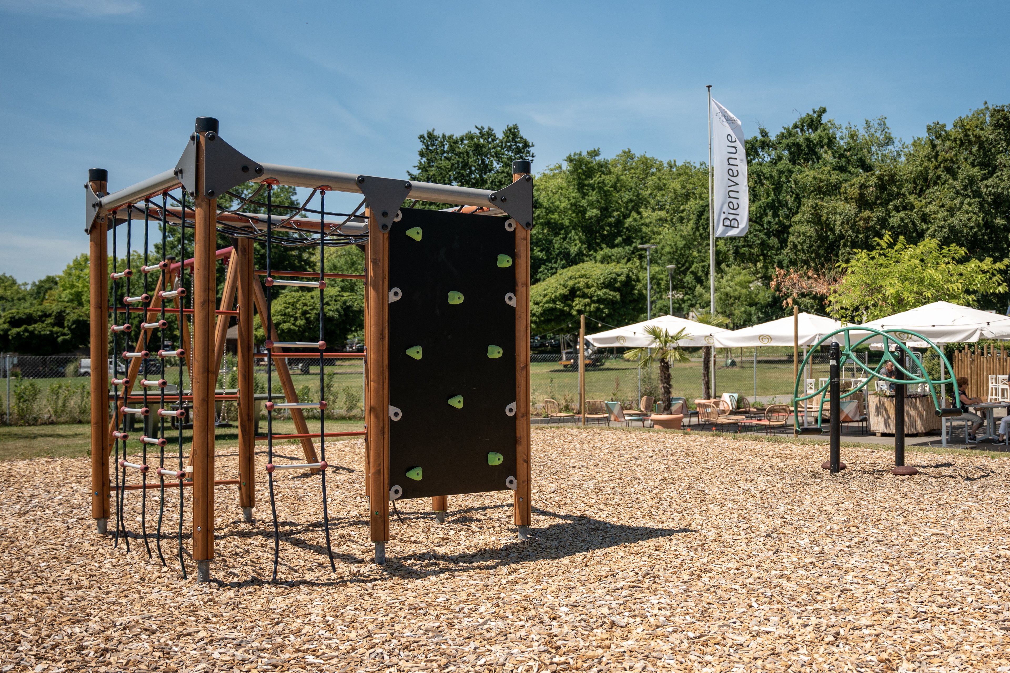 Parco giochi con struttura per arrampicata al campeggio TCS di Morges.