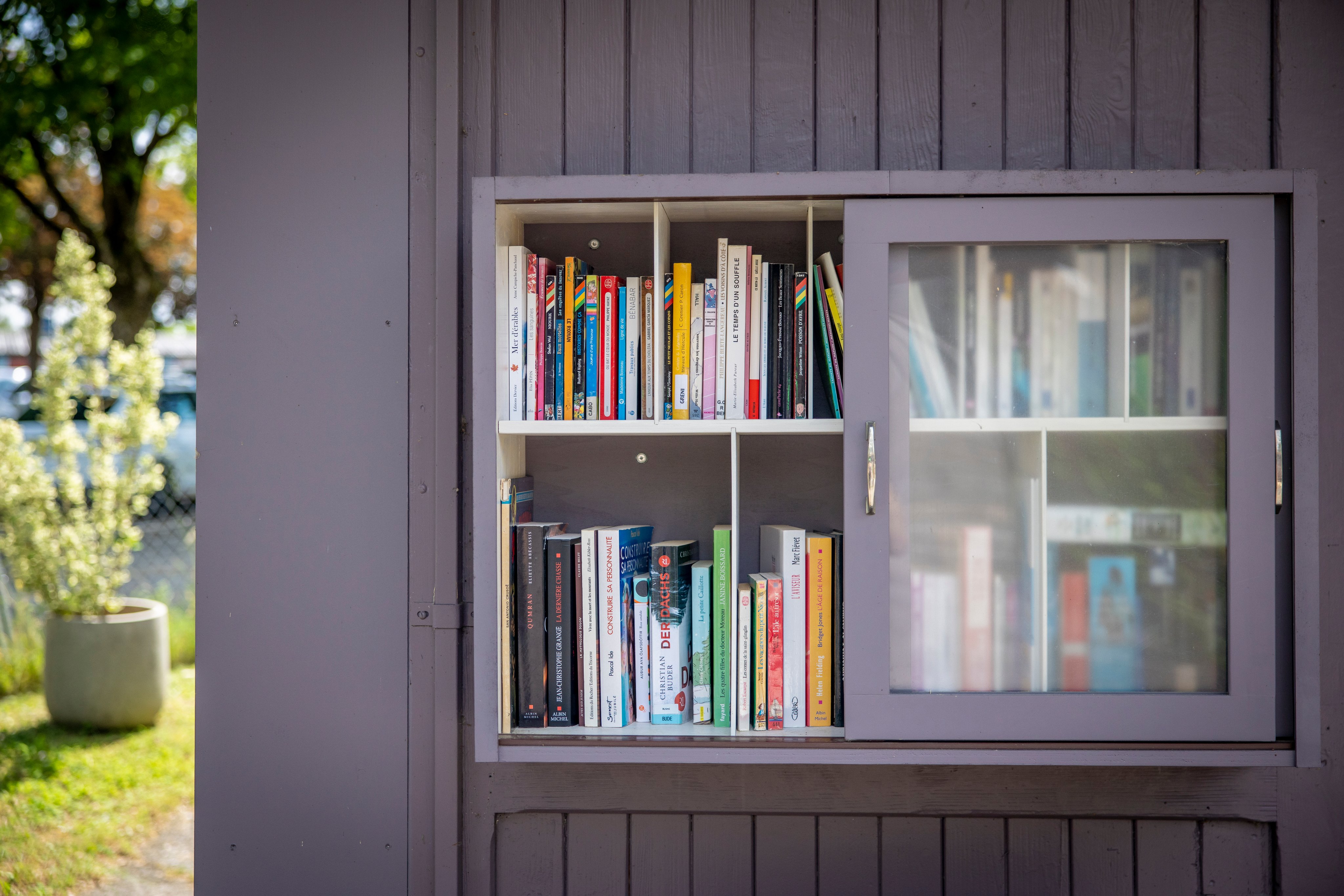 Book lending window at TCS Camping Orbe