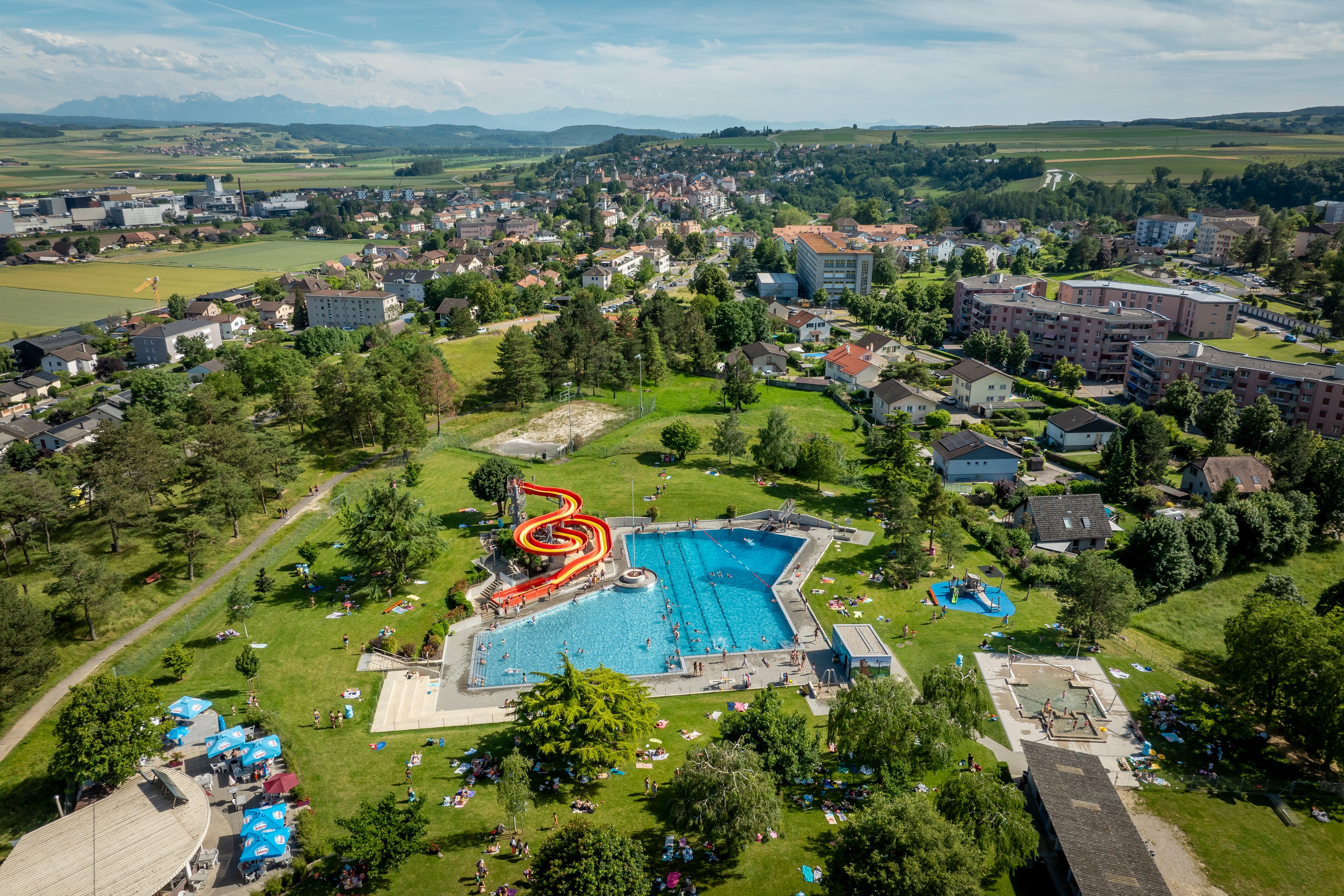 Piscine avec toboggan au TCS Camping Orbe