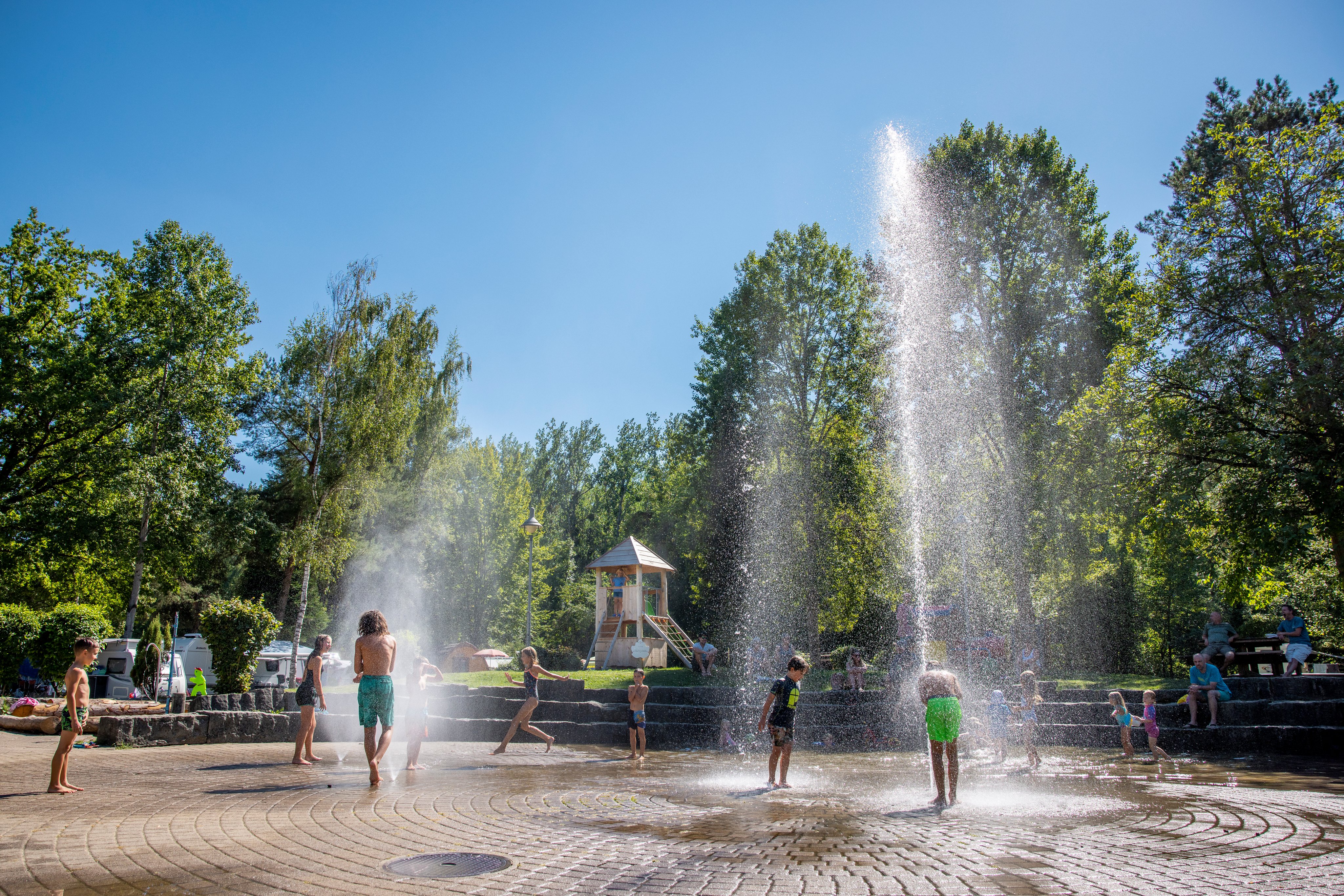 Les enfants jouent dans l'arène de jeux aquatiques du TCS Camping Salavaux Plage