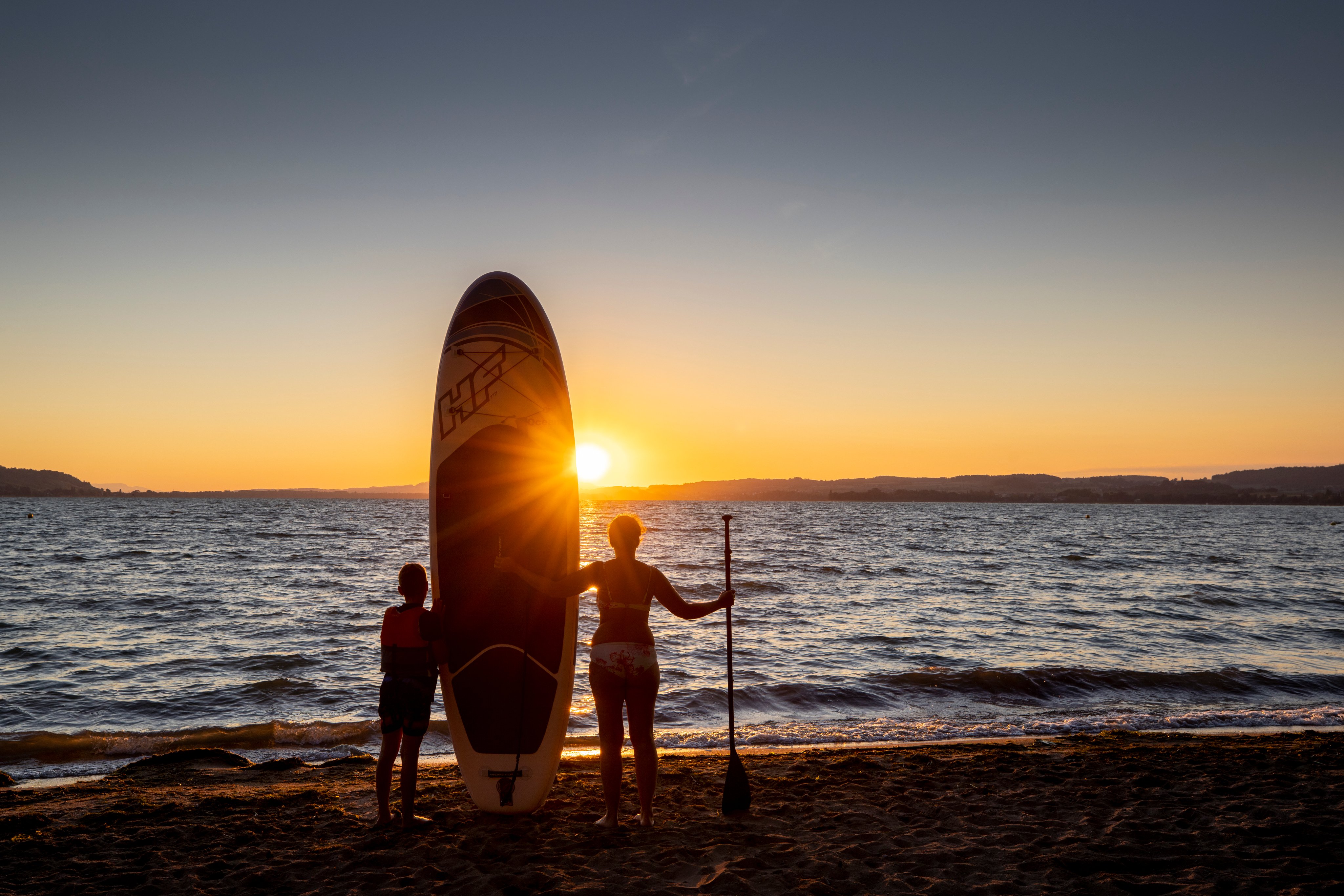 Due persone con il SUP nel lago di Murten.