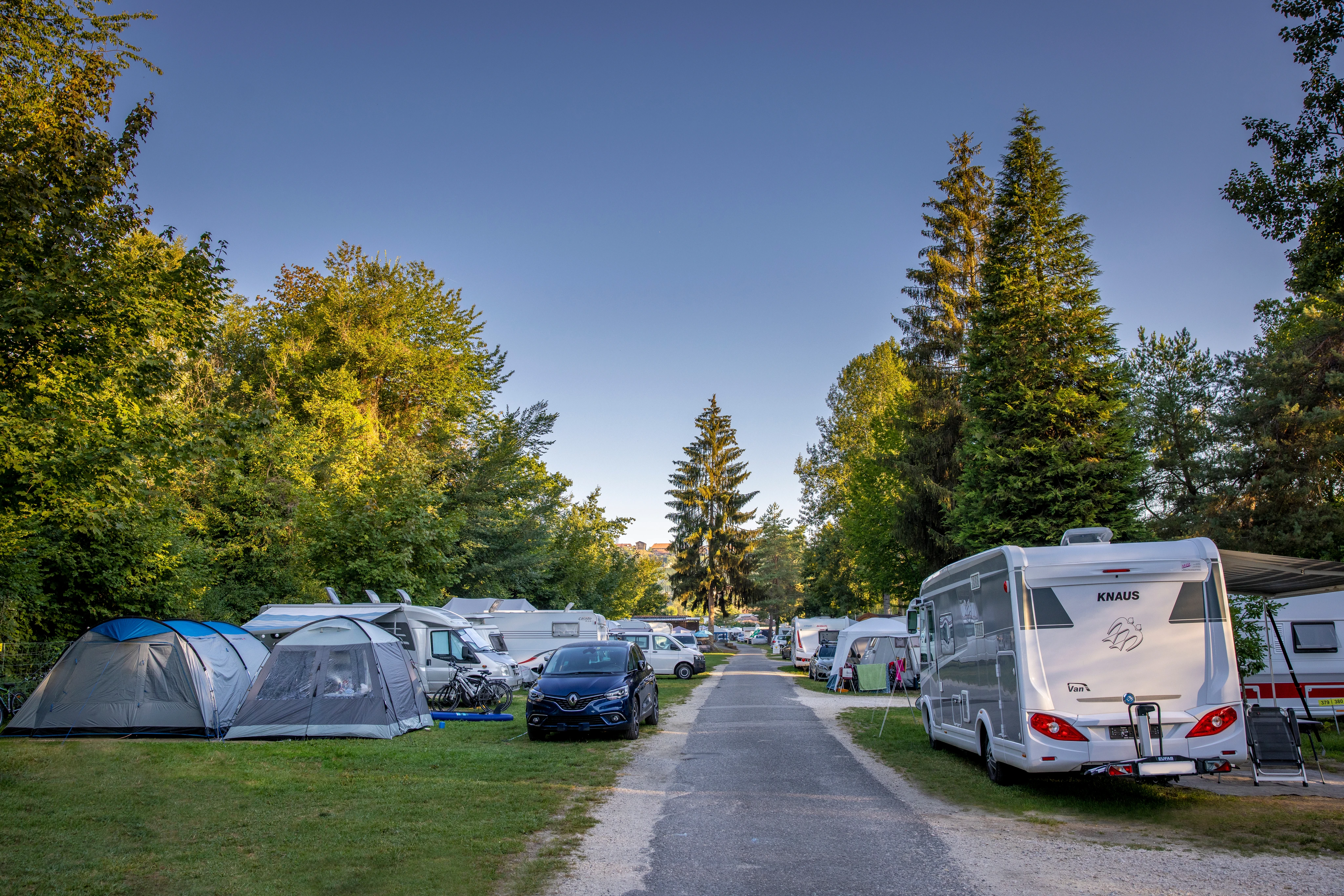 Stellplatz-Regeln  richtiges Verhalten auf dem Wohnmobil Stellplatz | TCS  Camping