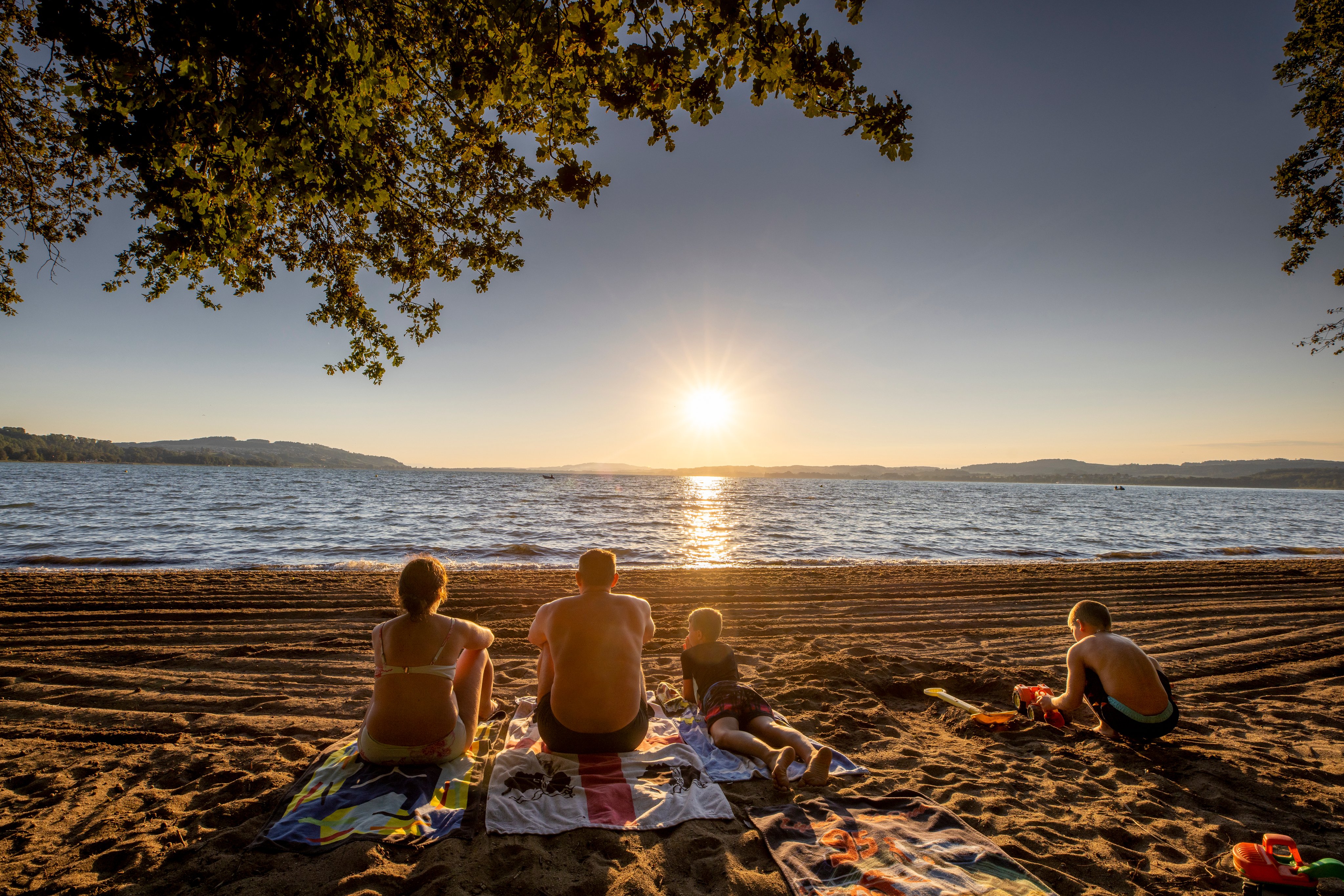 Famille avec enfants sur la plage de sable de Salavaux Plage