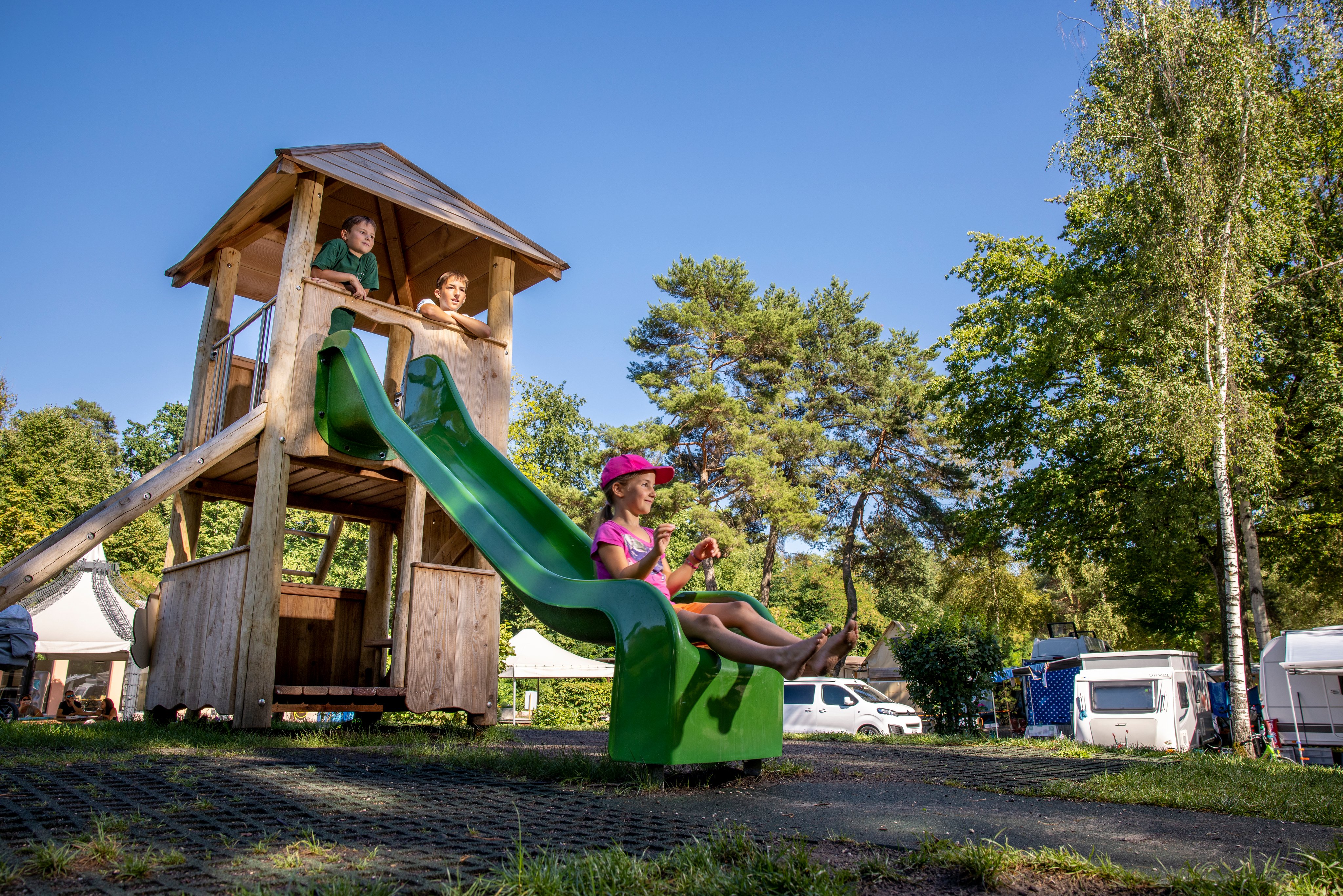 Kinder spielen auf dem Spielplatz des Campings Salavaux Plage