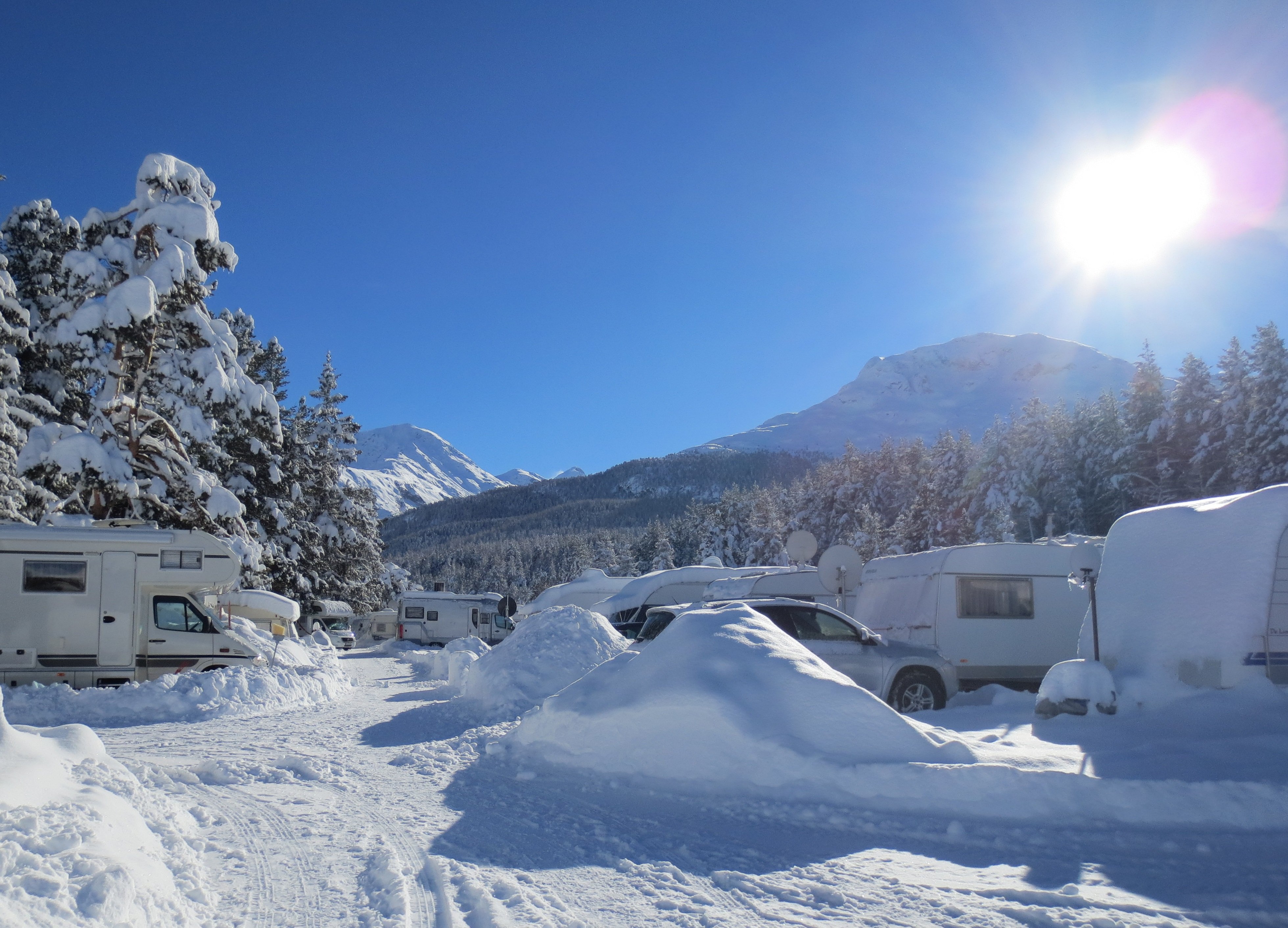 Campers et camping-cars enneigés au TCS Camping Samedan