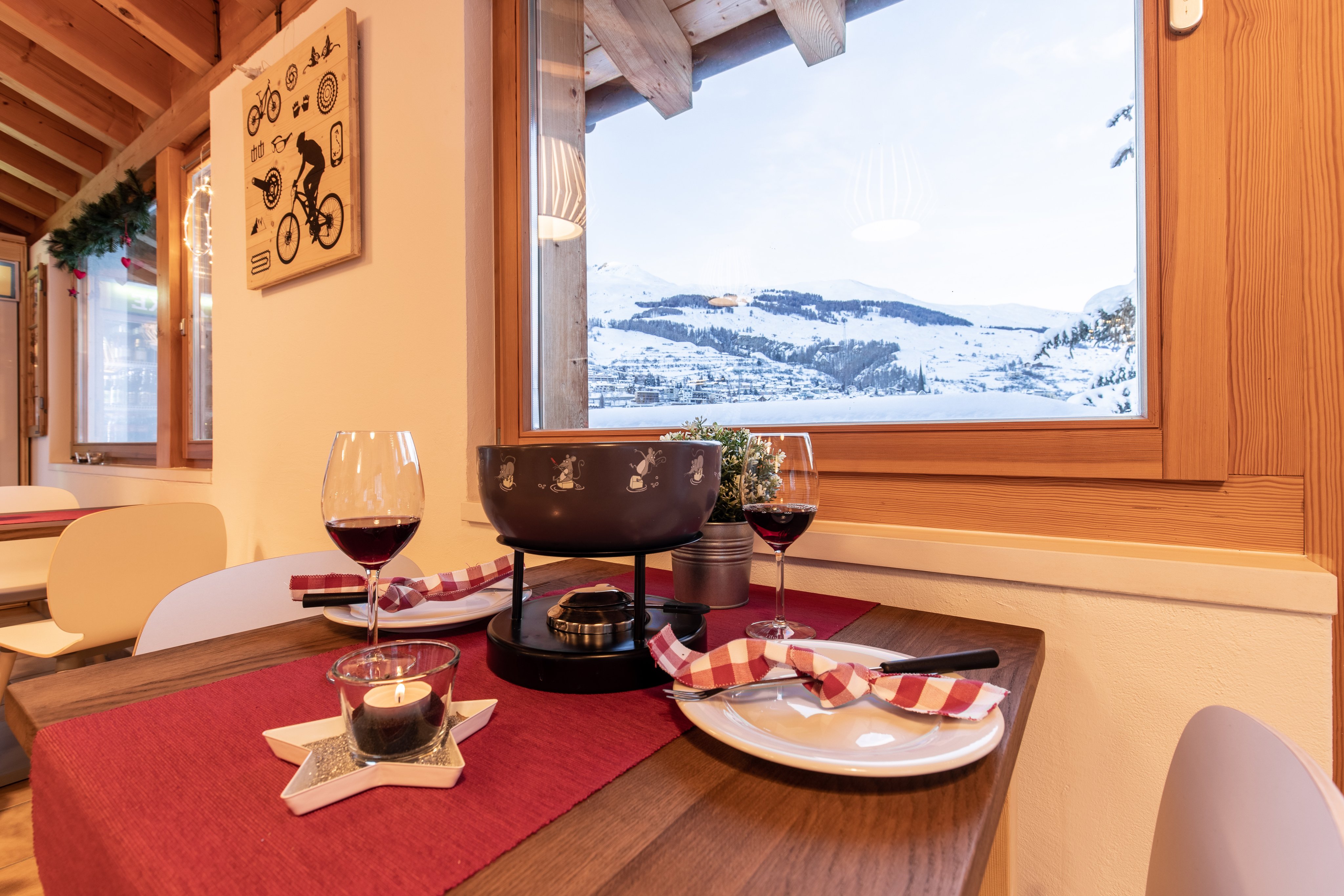 Fondue und Wein mit Bergsicht im Shop und Café Gurlaina Scuol