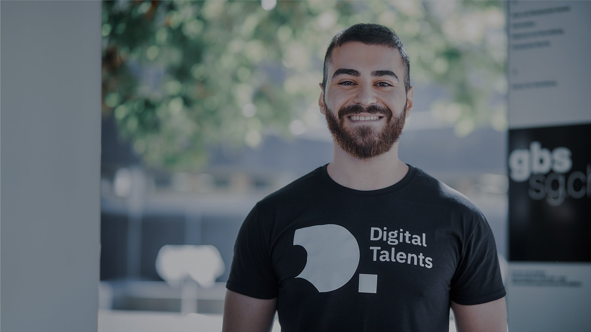 Erfolgreicher Absolvent des Digital Talents Program mit einem lächeln im Gesicht