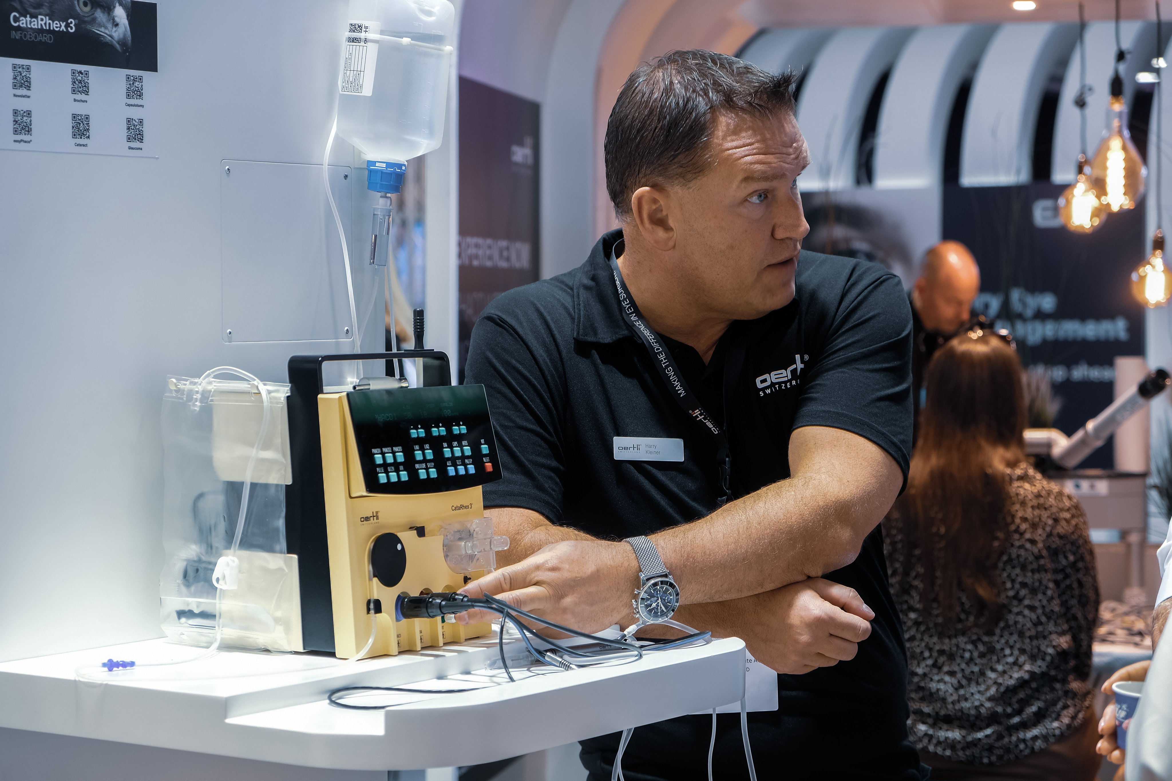 Oertli employee demonstrating the CataRhex 3 surgical platform at the ESCRS exhibition booth