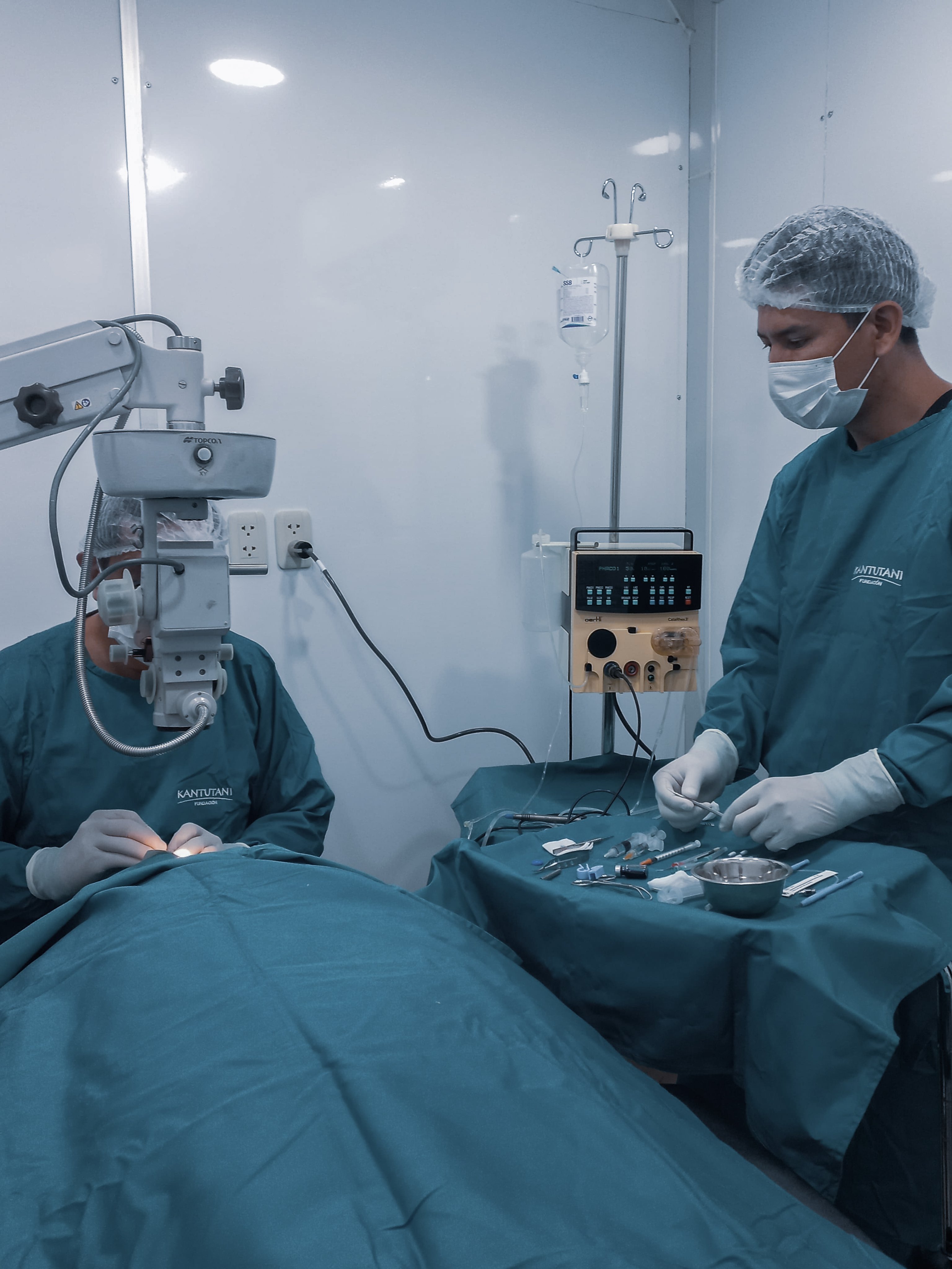 Medical team from the Kantutani Foundation performing eye surgery with CataRhex 3 in an operating room