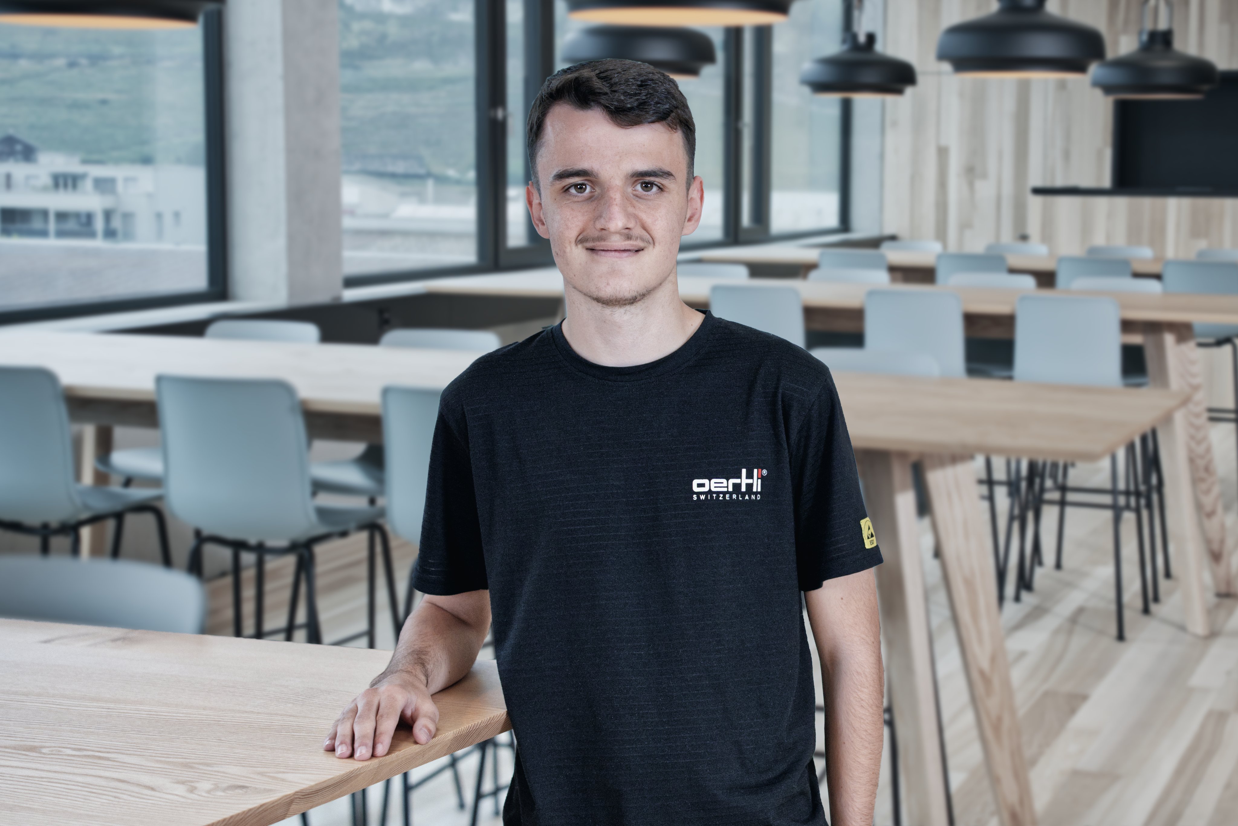 Mitarbeiter mit einem lächeln im Gesicht im Oertli Square