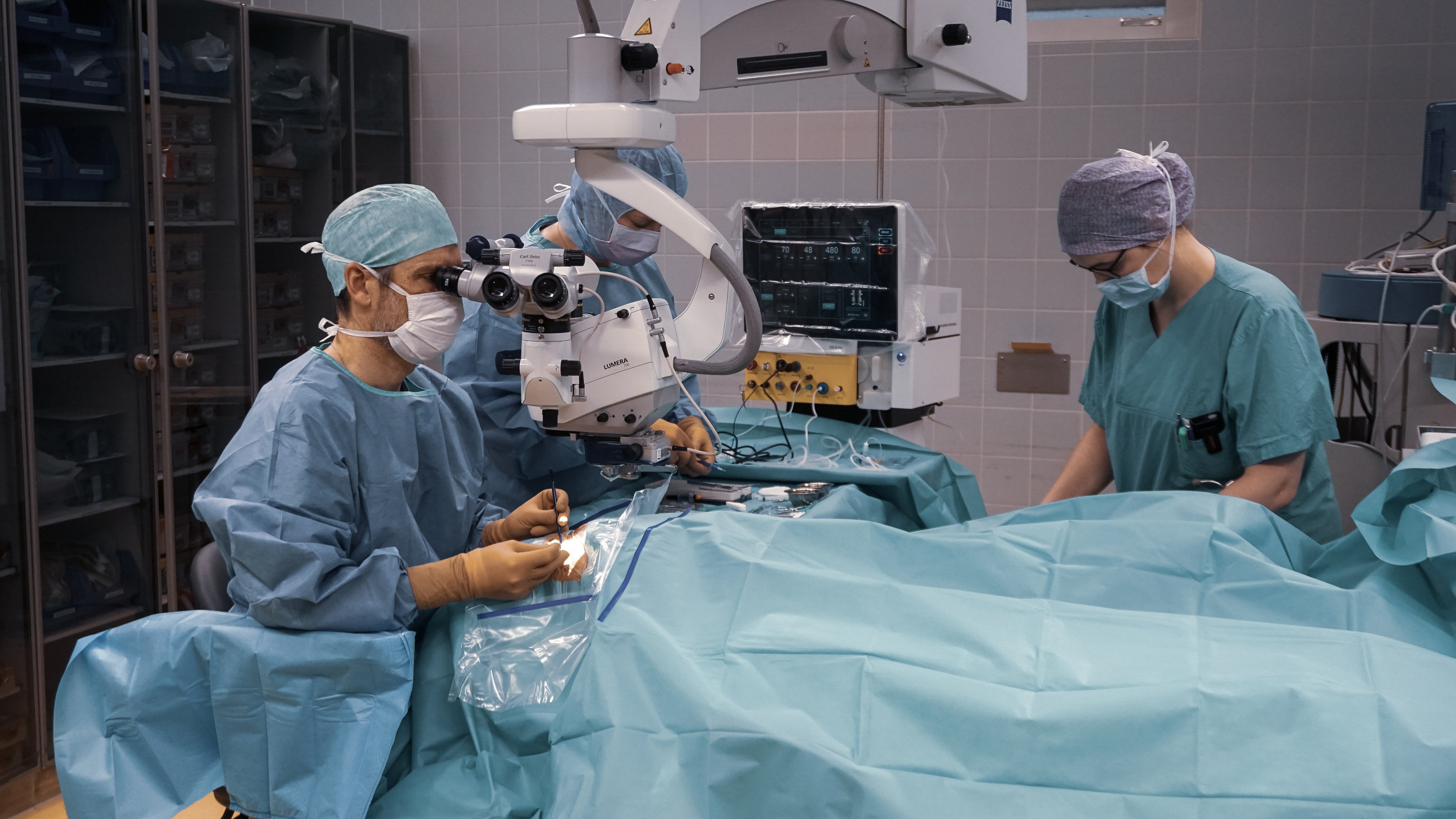 Ophthalmologists performing eye surgery using OS 4 Up