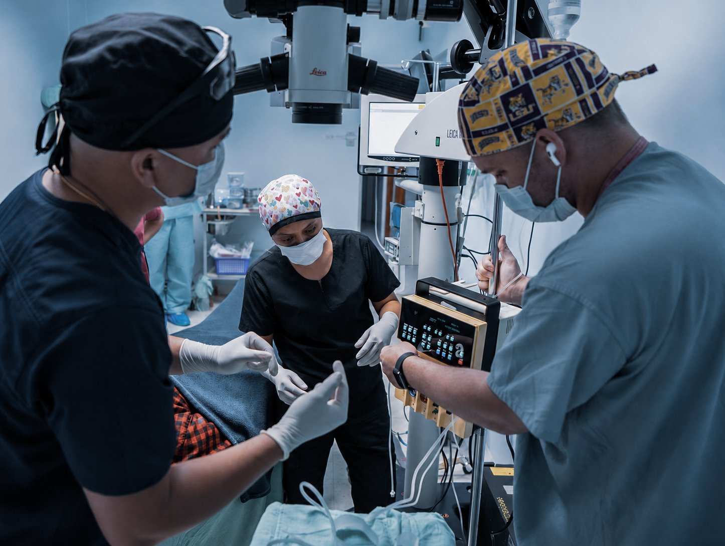 Surgical team preparing an ophthalmic procedure with the CataRhex 3  in an operating room