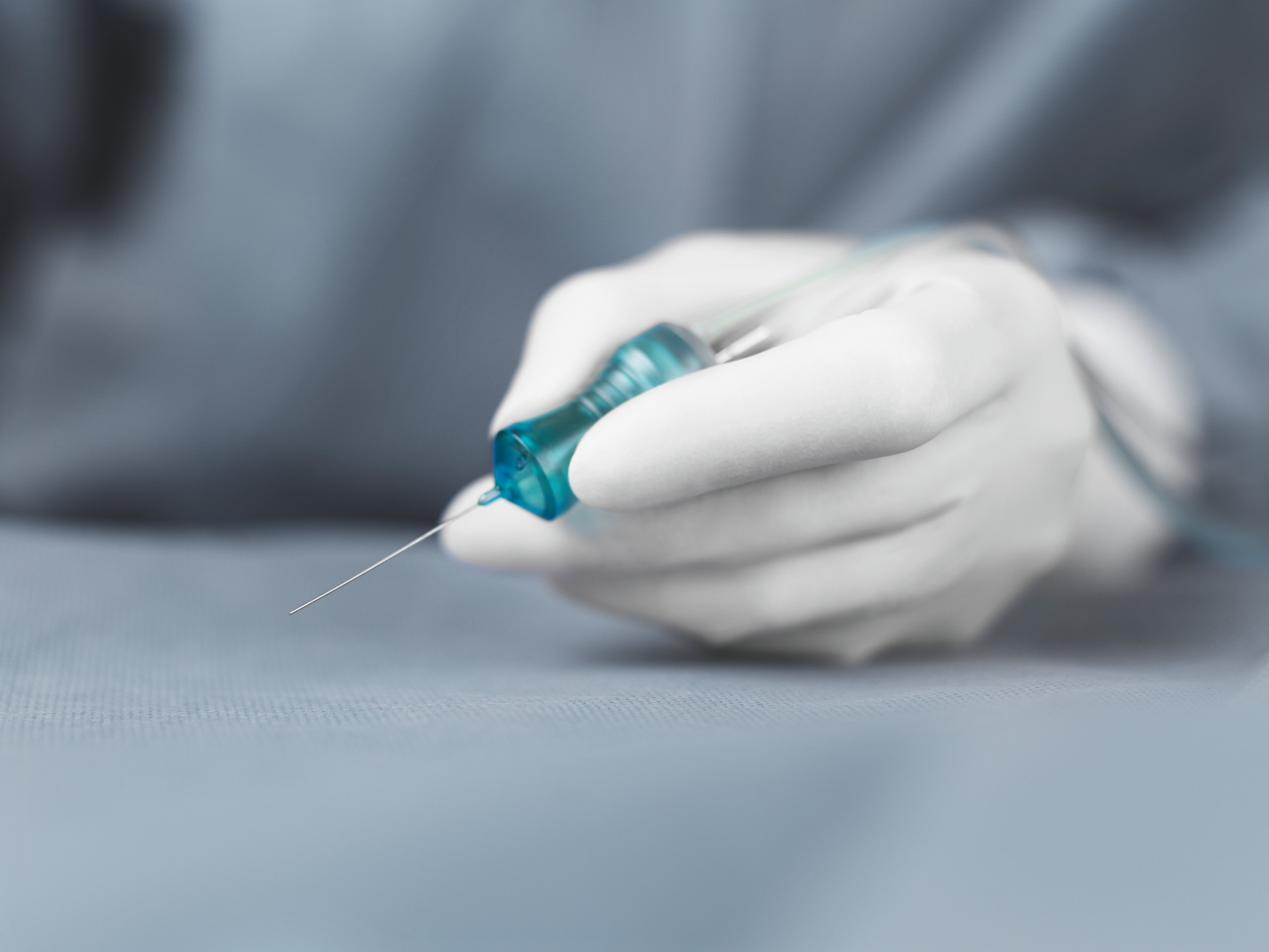 Continuous Flow Cutter 25G held by surgeon during vitreoretinal surgery preparation