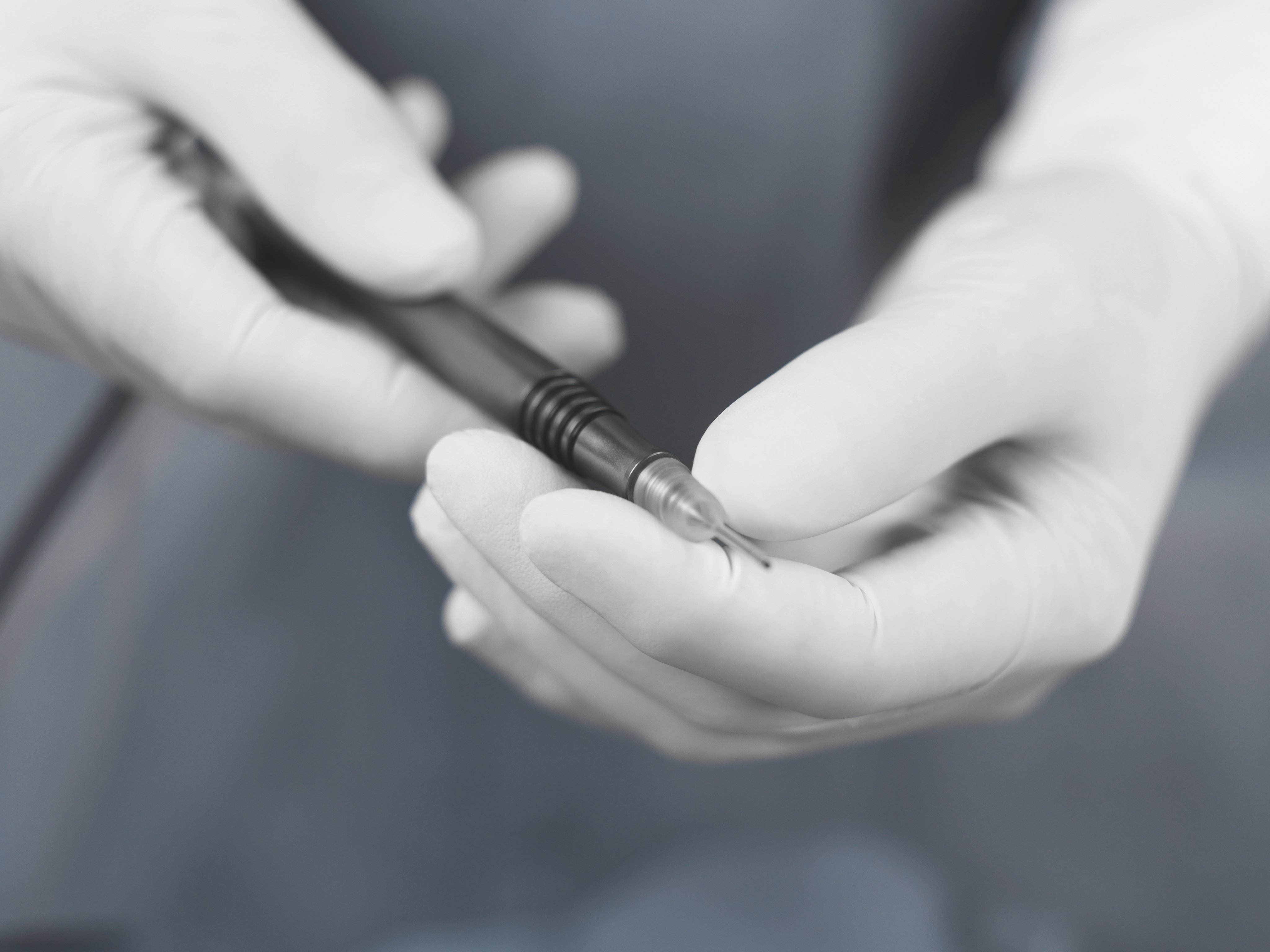 ophthalmologist in action with the instrument easyphaco handpiece