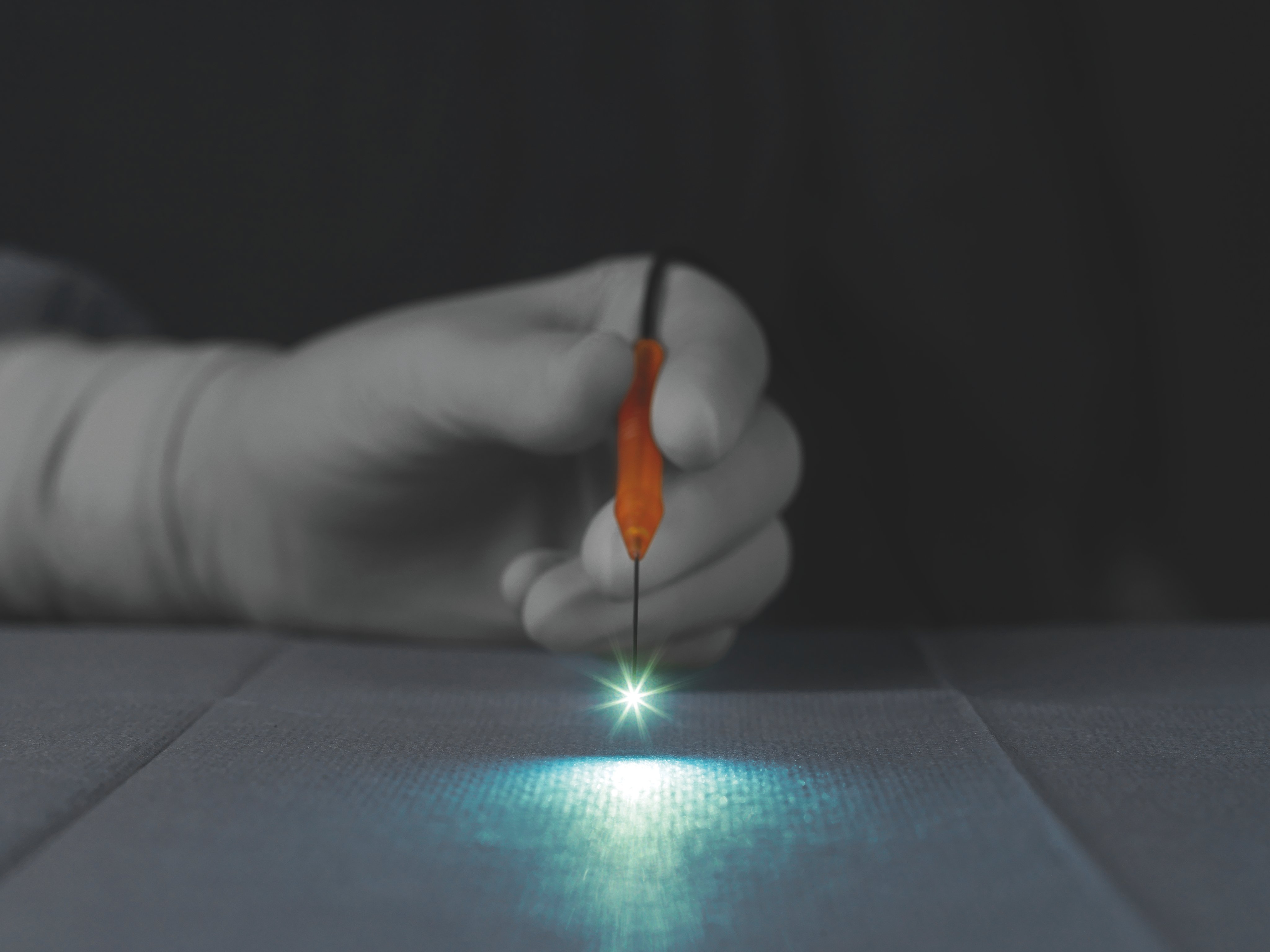 ophthalmologist in action with the endo illuminator