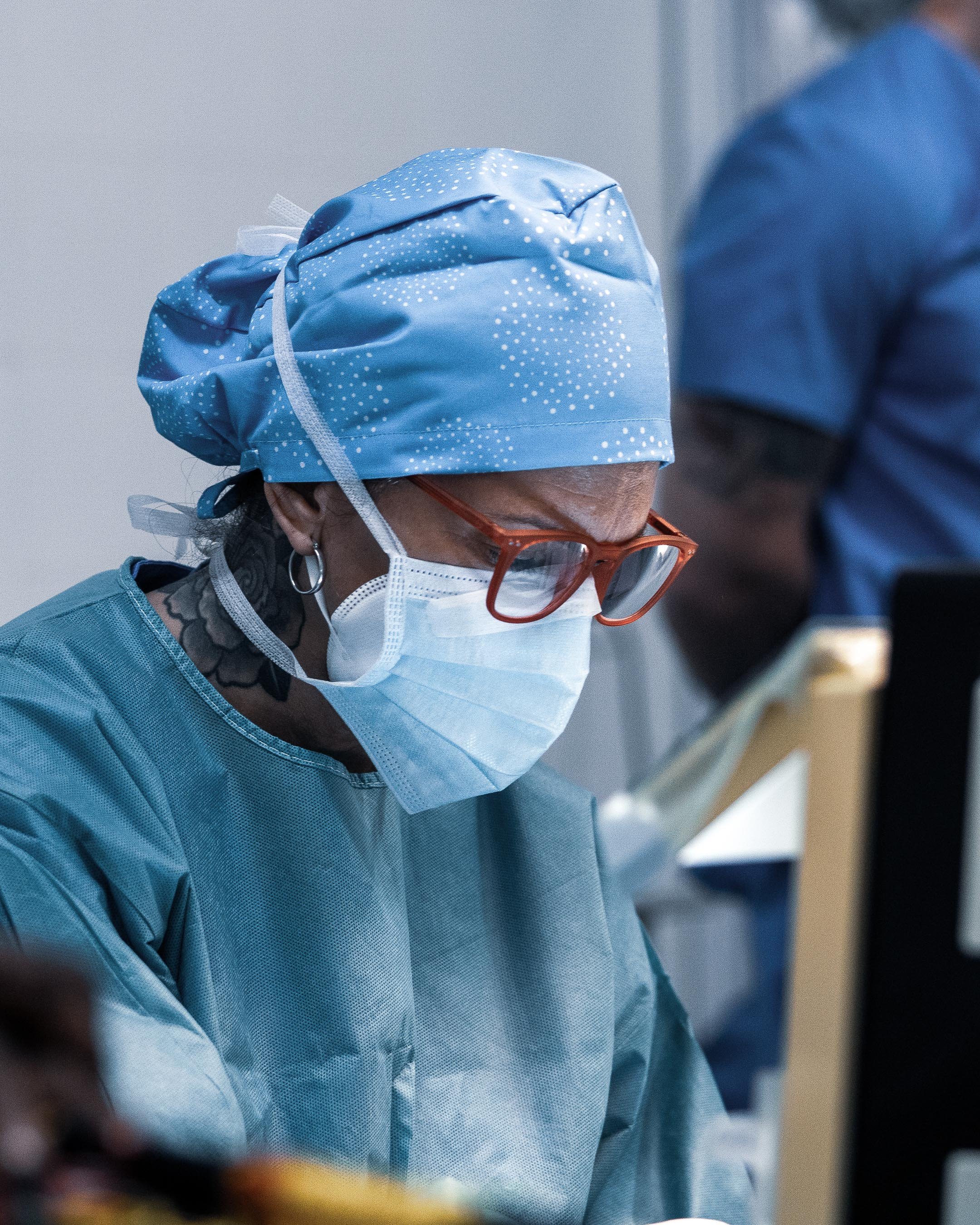 Surgeon wearing surgical clothing, mask and protective glasses during an ophthalmic procedure at Fundación Elena Barraquer.