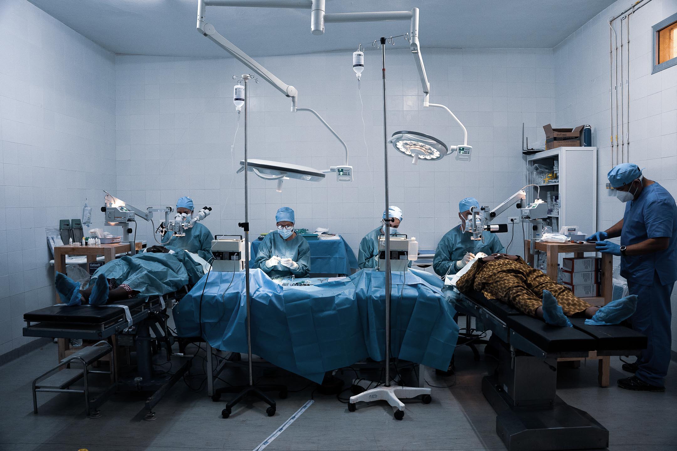 Ophthalmic surgical team performing cataract procedures in a charity operating room with CataRhex 3 by fundación elena barraquer