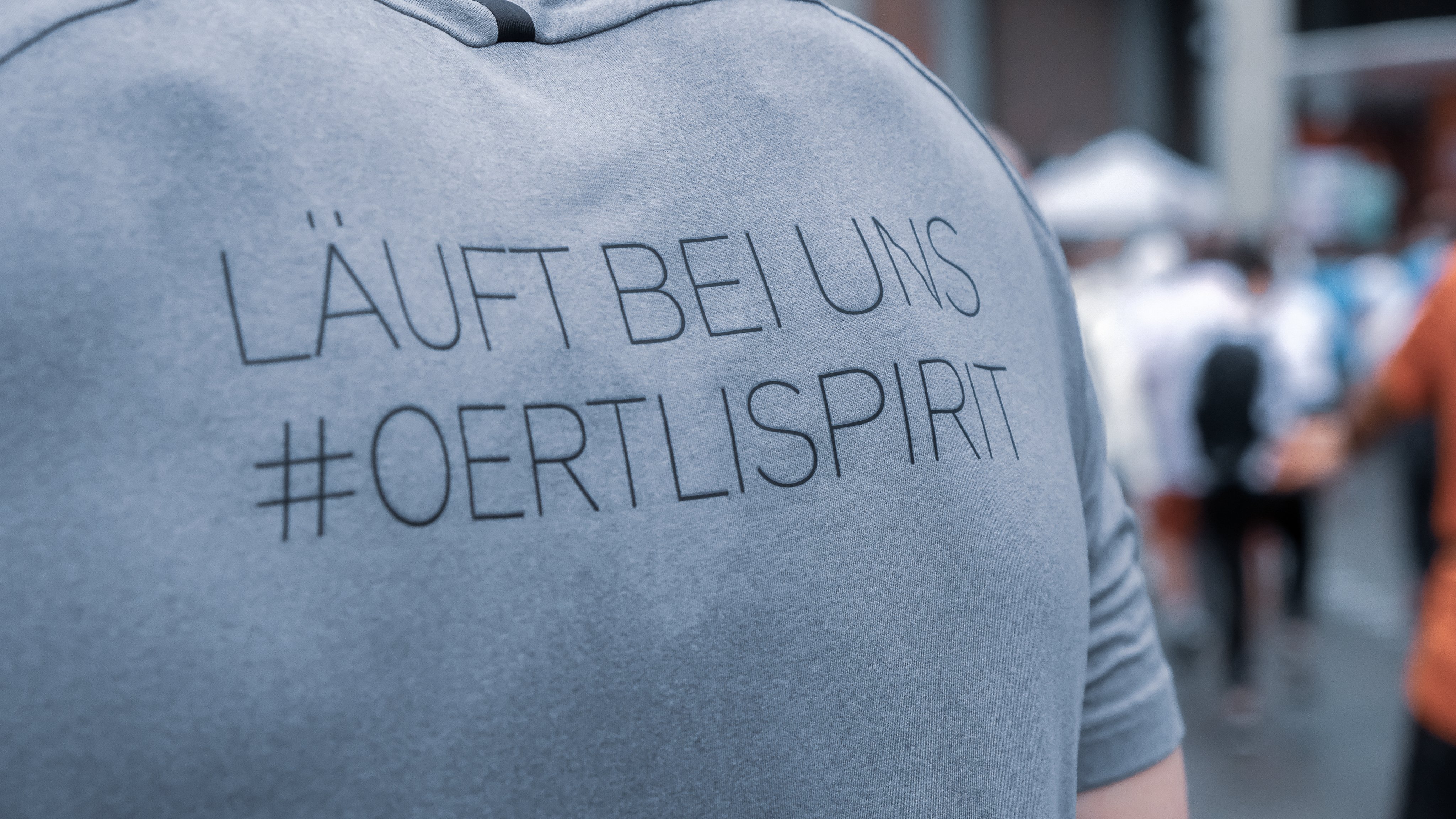 T-Shirt mit dem Oertli Slogan "Läuft bei uns" #oertlispirit