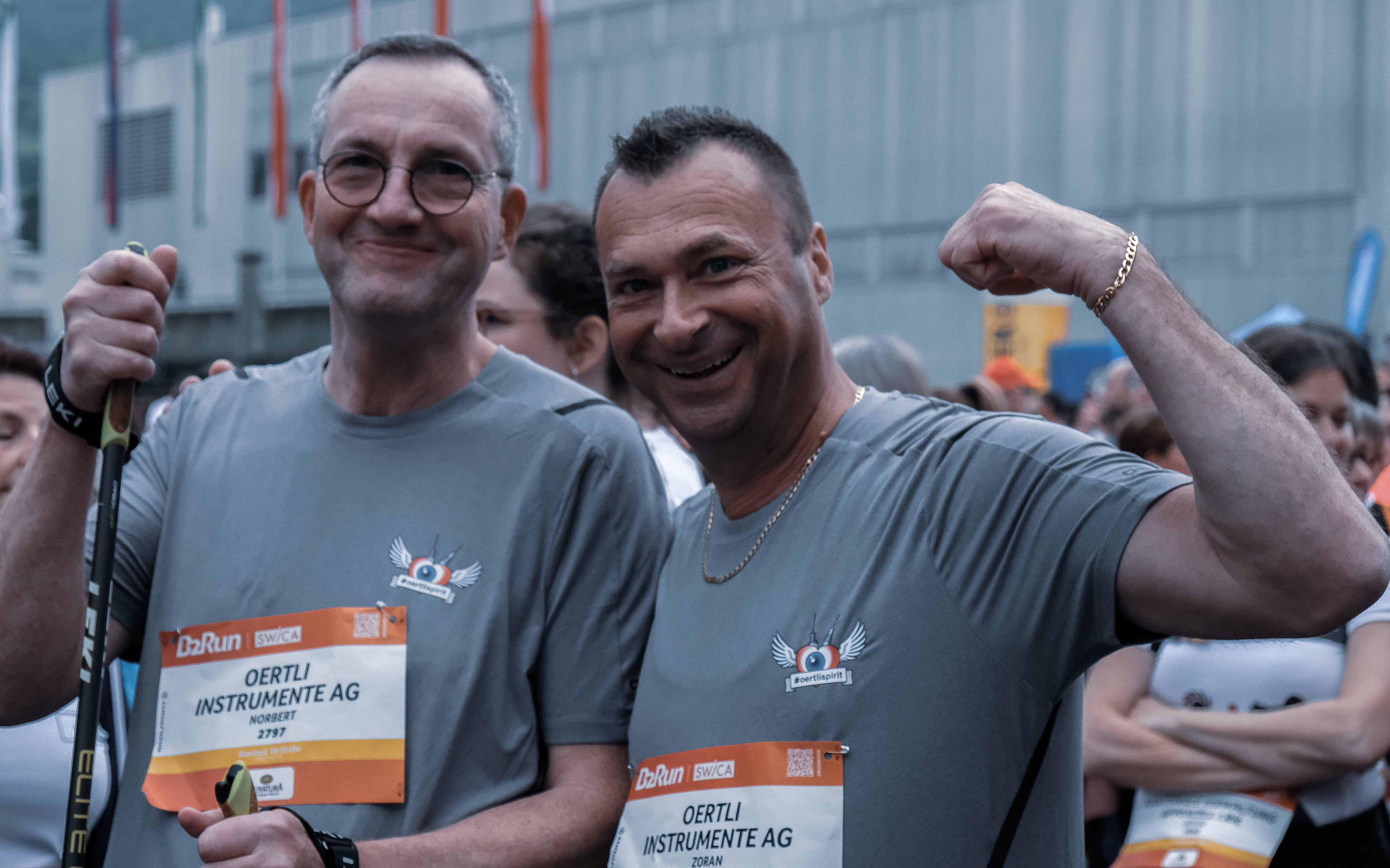 Zwei lächelnde Mitarbeitende von Oertli in Teamkleidung beim B2Run mit #oertlispirit Shirts