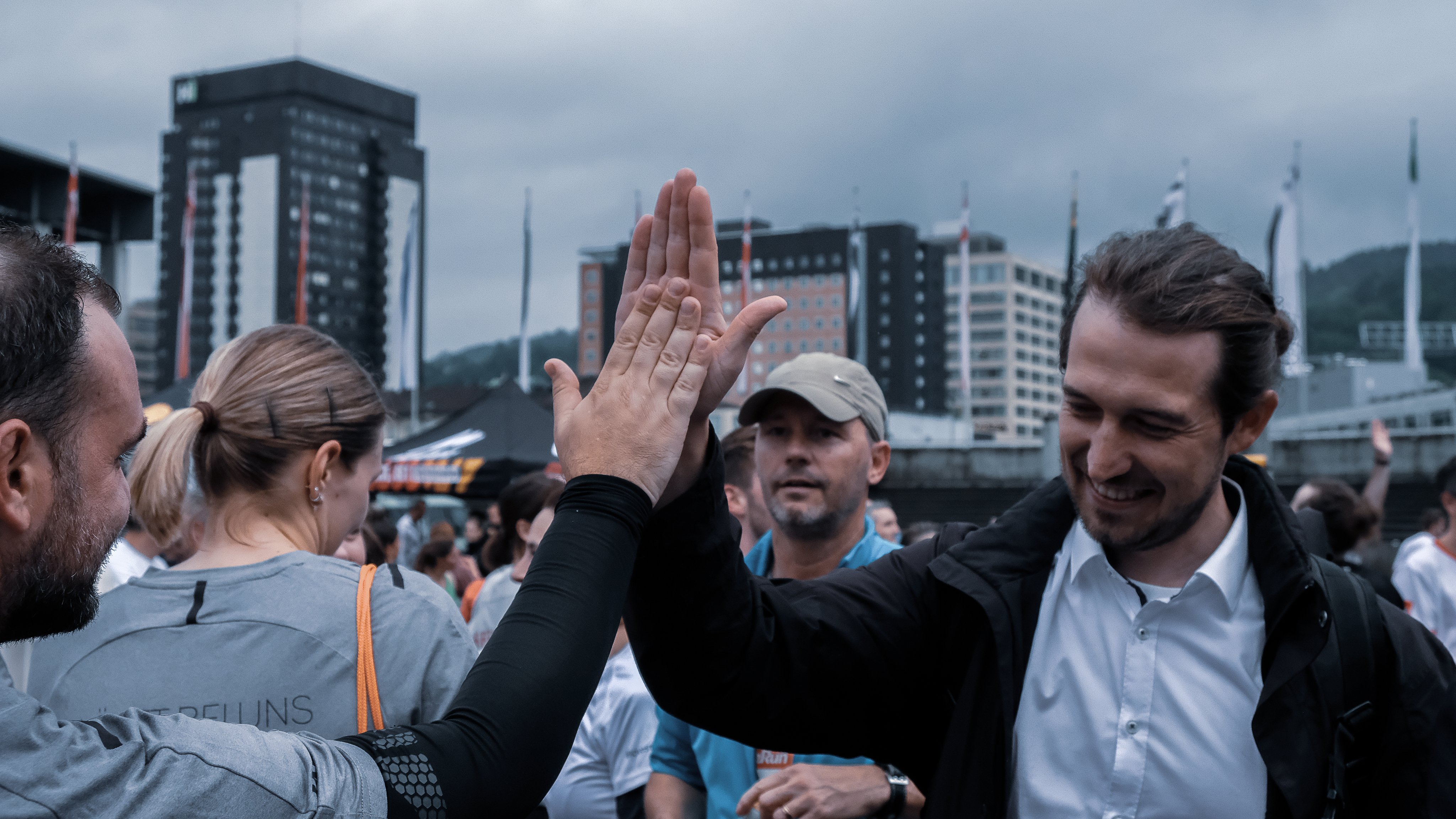 Mitarbeitende von Oertli beim gemeinsamen High Five an einem Laufevent