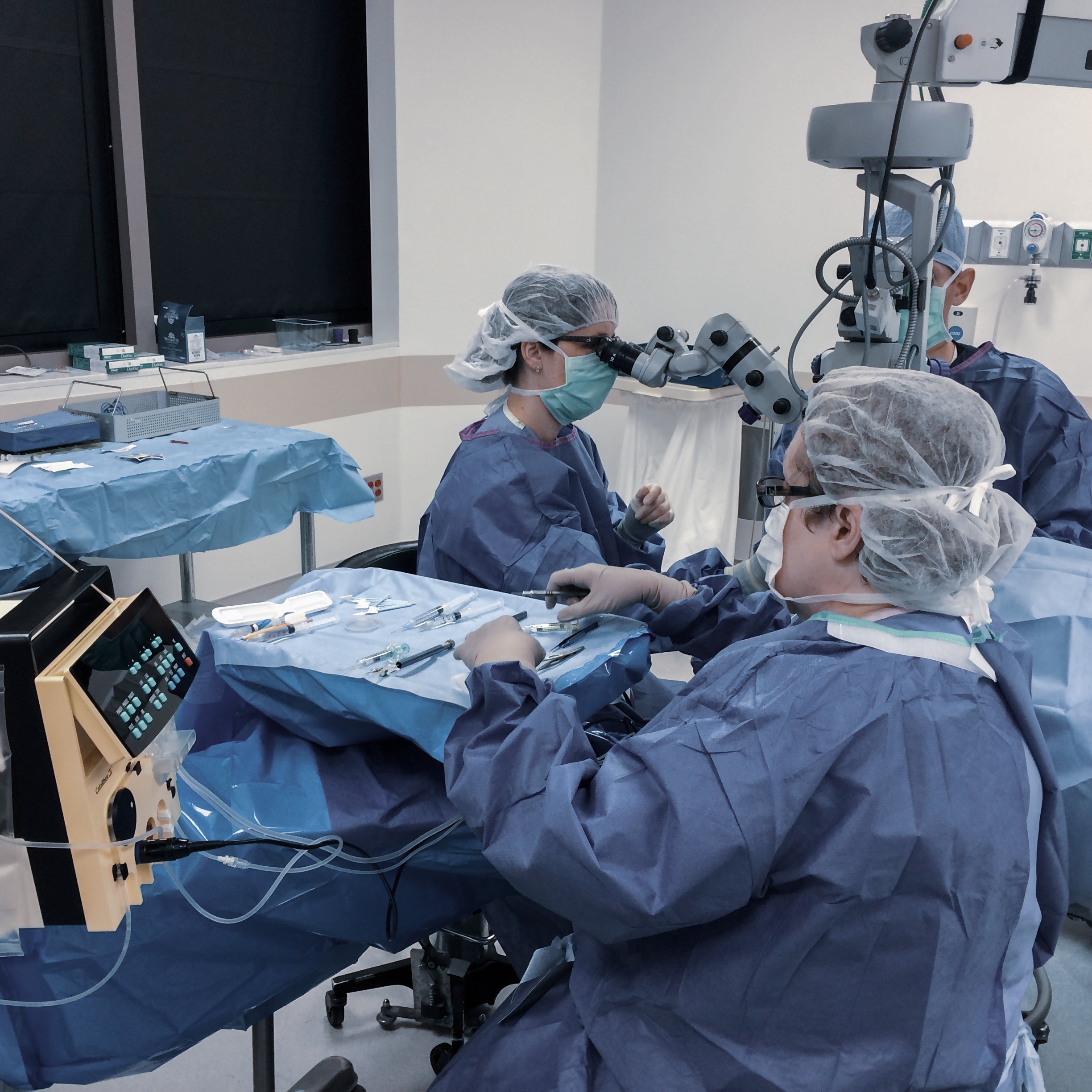Operating room scene with surgeons using the CataRhex 3 during ophthalmic surgery