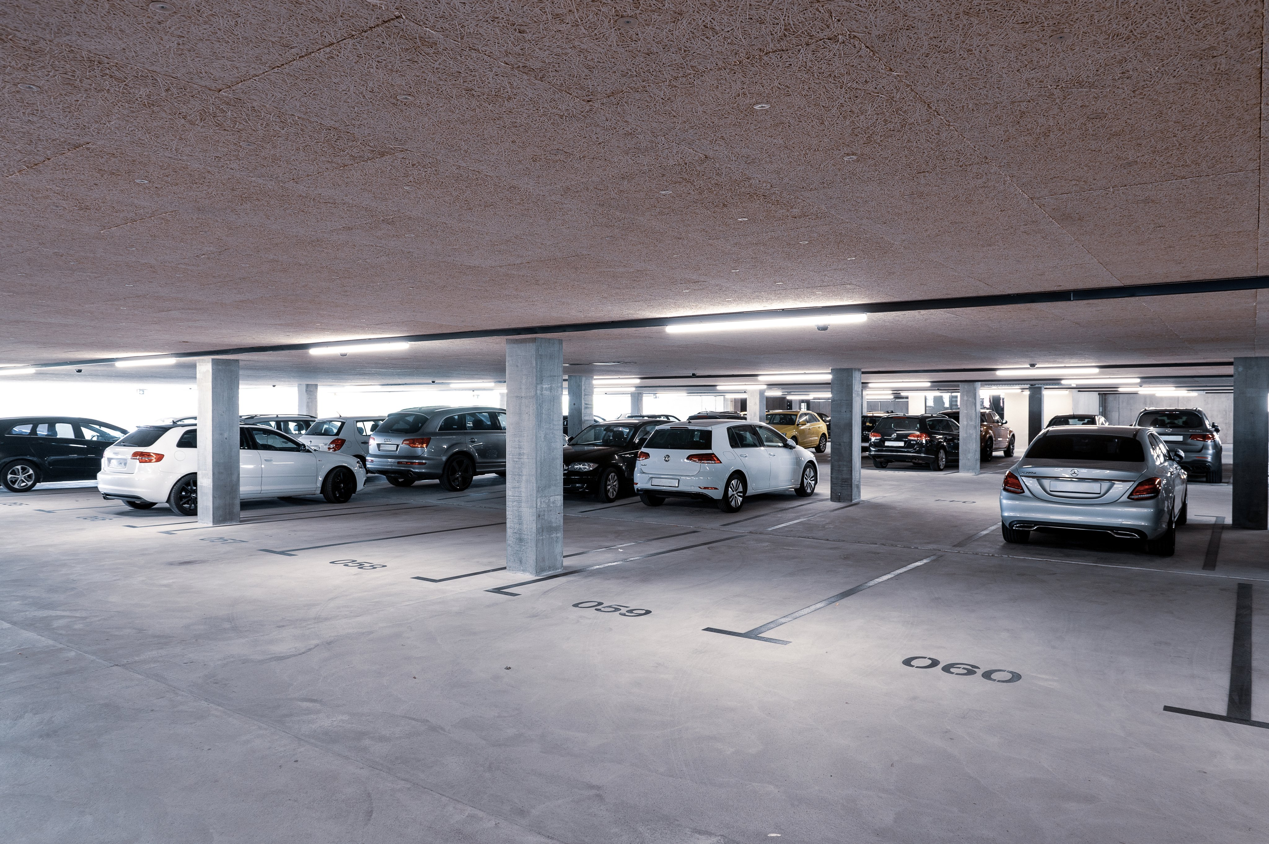 Überdachte Parkplätze im modernen Parkhaus am Oertli Standort