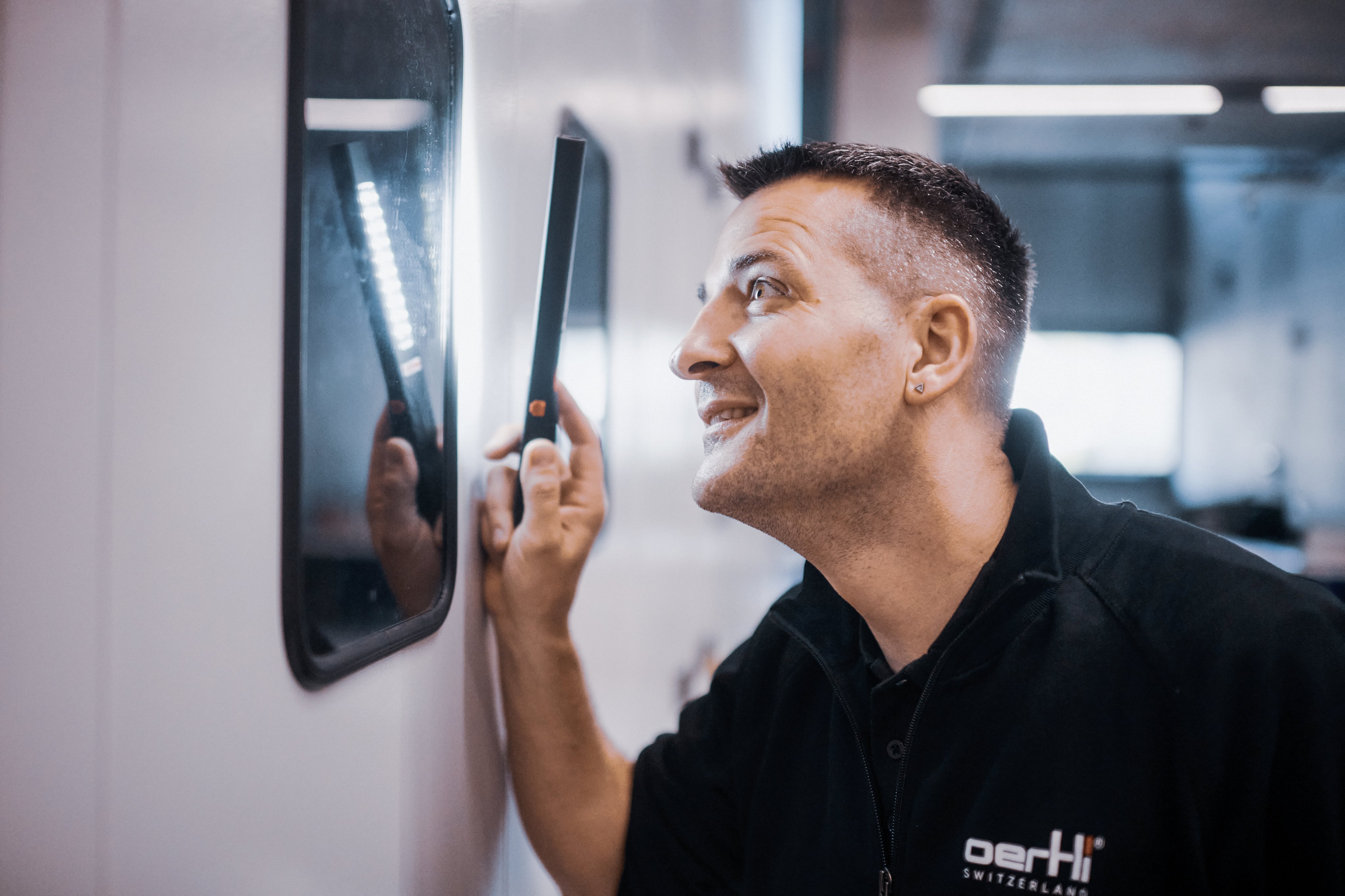 Mitarbeiter kontrolliert eine Maschine in der Produktion bei Oertli