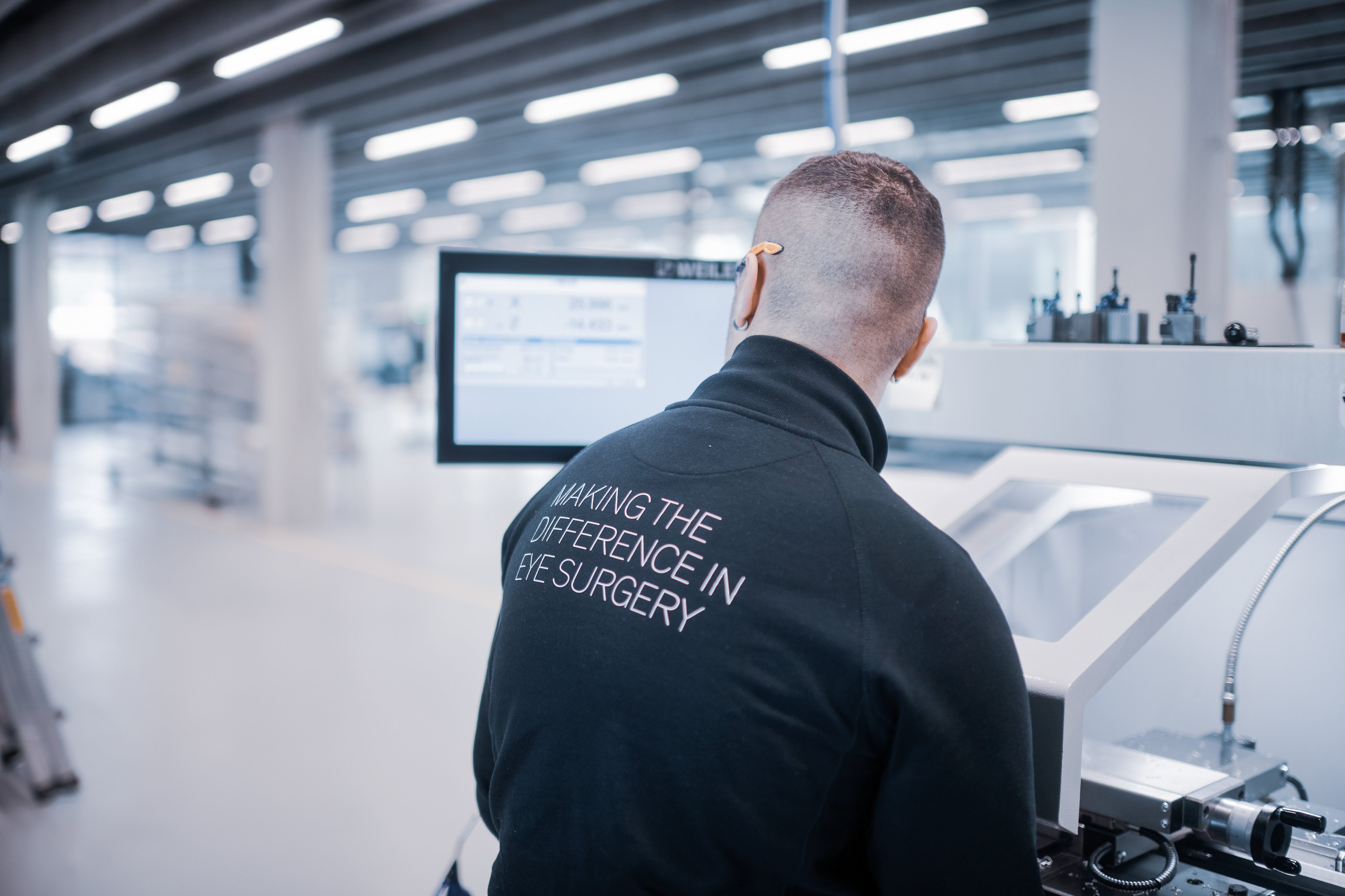 Mitarbeiter bei der Prüfung der Systeme in der Produktion