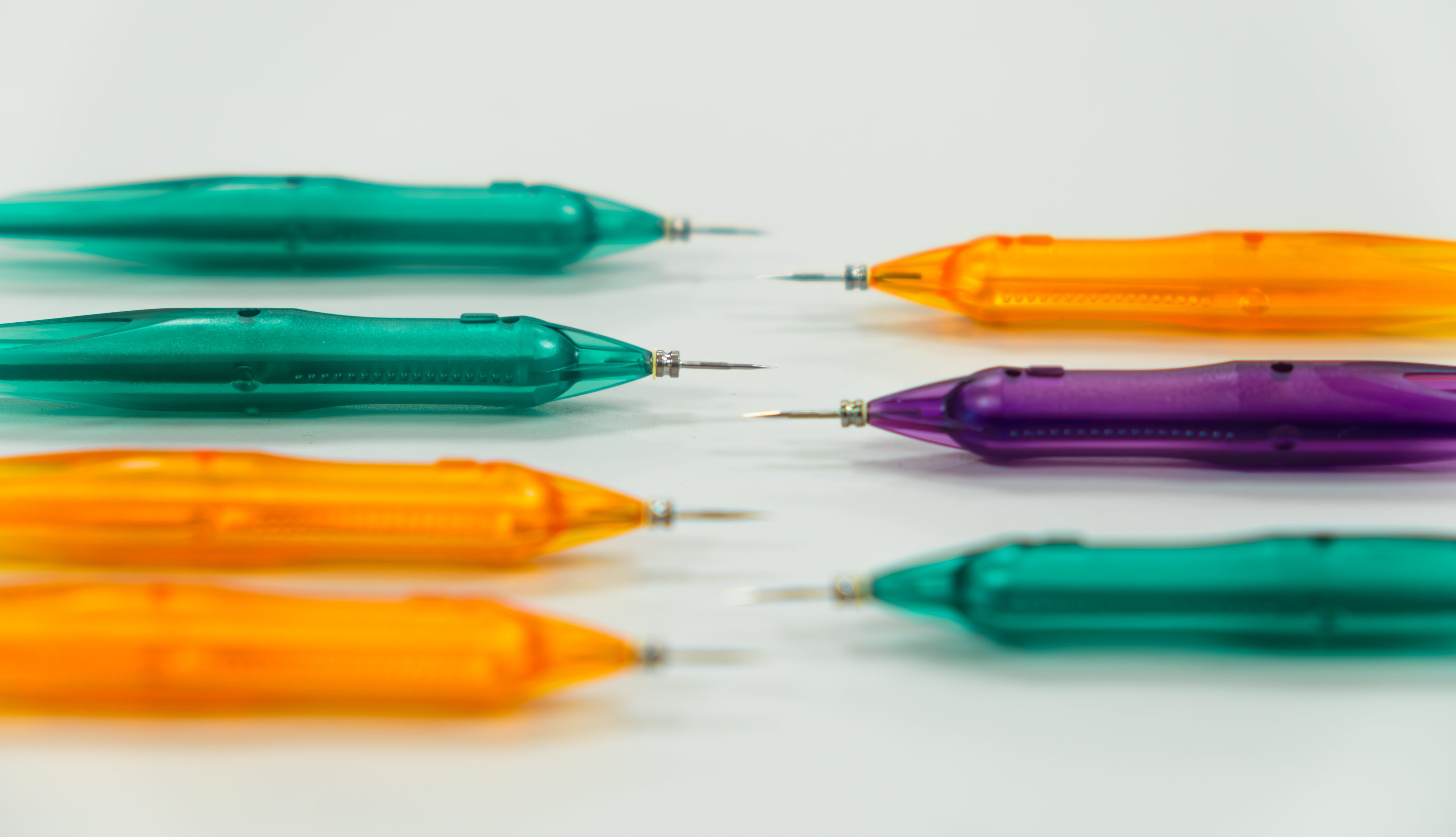 Caliburn Trocar System instruments in multiple colour coded sizes for vitreoretinal surgery