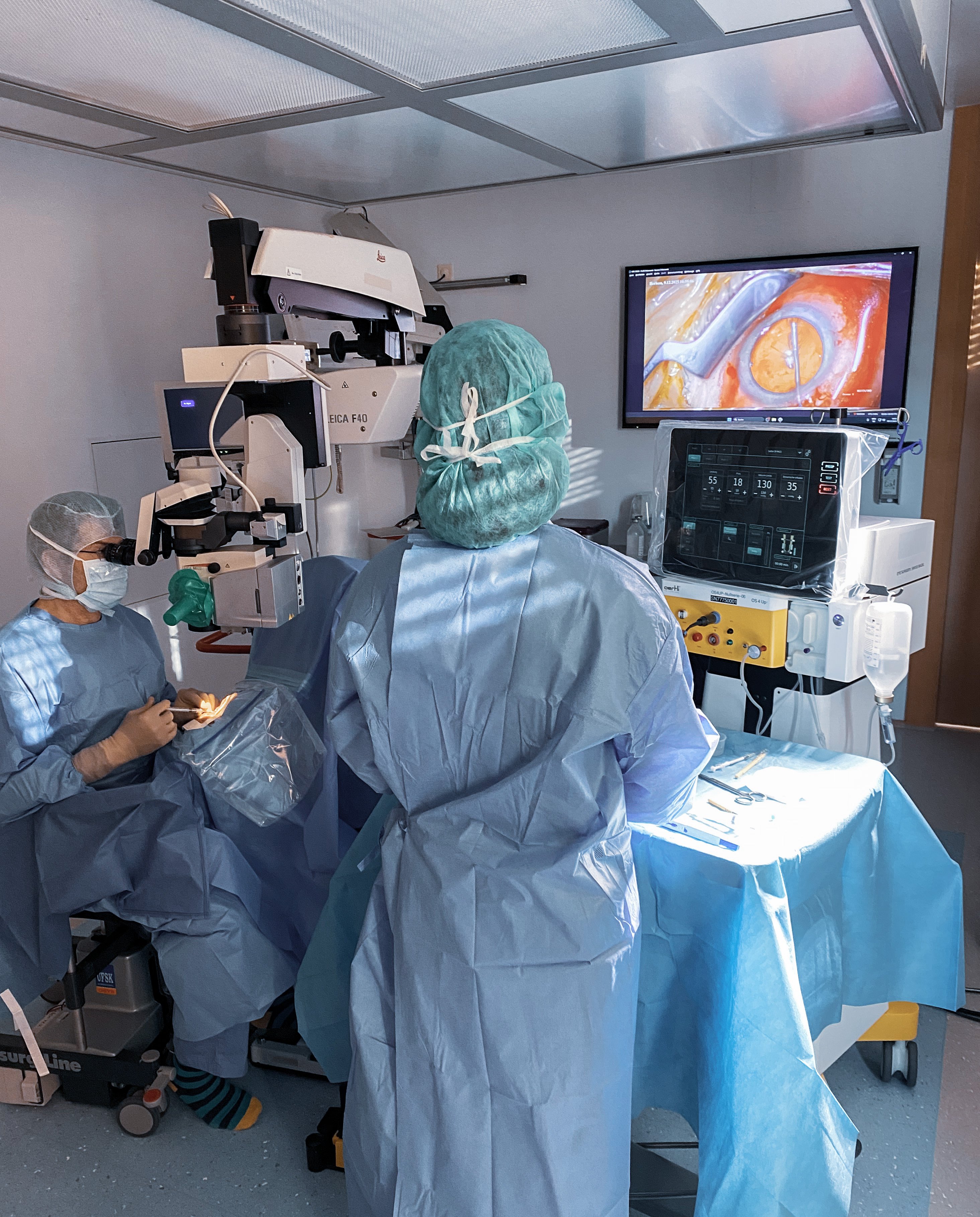 Ophthalmologists performing eye surgery with OS 4 Up system