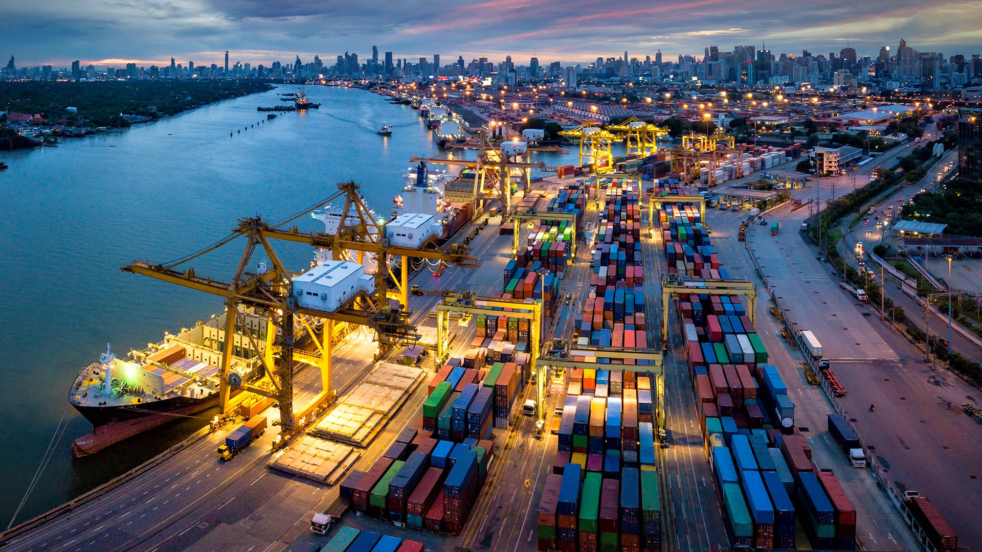 AdobeStock_208945031-edit-digital-port-transformation-with-PCS