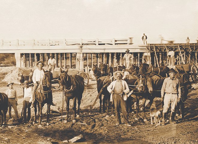 H. B. Zachry construction crew with mule-drawn wagons during the company&rsquo;s first bridge project near Laredo, Texas